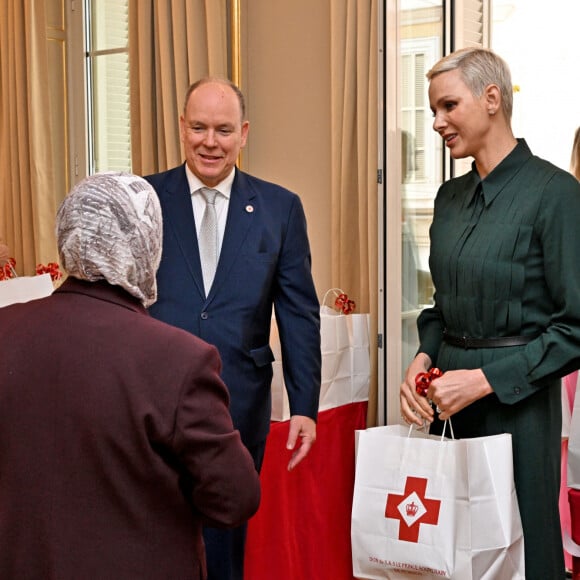 Le prince Albert II de Monaco et la princesse Charlene en compagnie de Camille Gottlieb ont remis les traditionnels paquets cadeaux de la Croix Rouge monégasque dans le cadre des festivités liées à la Fête Nationale, le 16 novembre 2022. © Bruno Bebert/Bestimage 