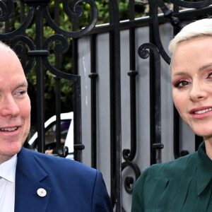 Le prince Albert II de Monaco et la princesse Charlene en compagnie de Camille Gottlieb ont remis les traditionnels paquets cadeaux de la Croix Rouge monégasque dans le cadre des festivités liées à la Fête Nationale, le 16 novembre 2022. © Bruno Bebert/Bestimage 