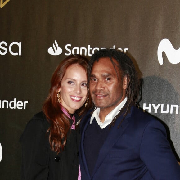 Christian Karembeu et sa compagne Jackie Chamoun au photocall de la cérémonie des "Laureus Spain Marca Sport for Good Honor Awards" à Séville, le 14 novembre 2021.