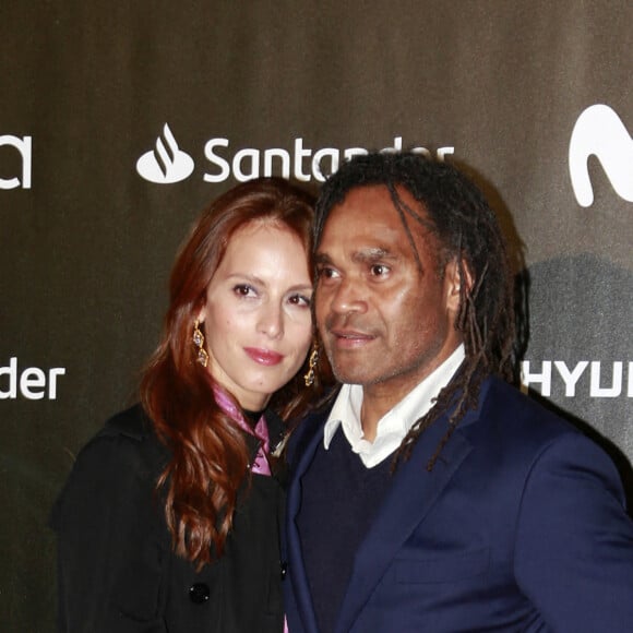 Christian Karembeu et sa compagne Jackie Chamoun au photocall de la cérémonie des "Laureus Spain Marca Sport for Good Honor Awards" à Séville, le 14 novembre 2021.