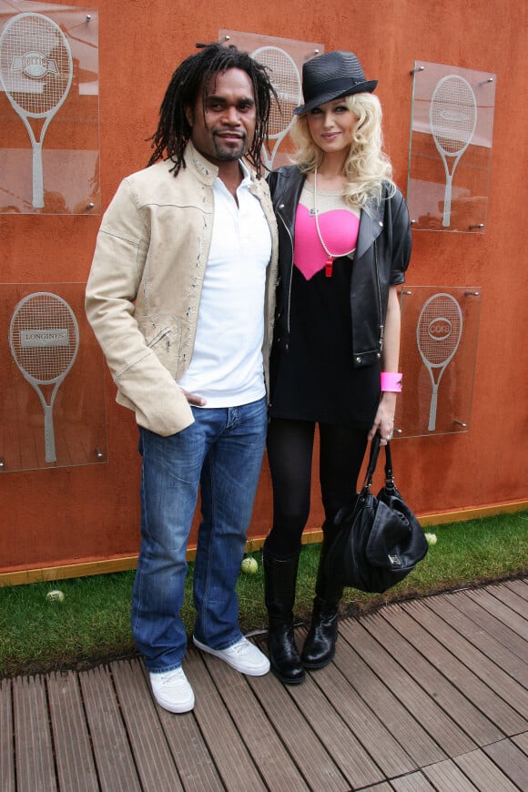 Christian Karembeu et sa femme Adriana Karembeu lors de la finale du tournoi de tennis de Roland Garros à Paris, le 6 juin 2010.