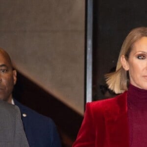 Celine Dion arbore un total look rouge satin et velour à la sortie de son hôtel à New York, le 14 novembre 2019