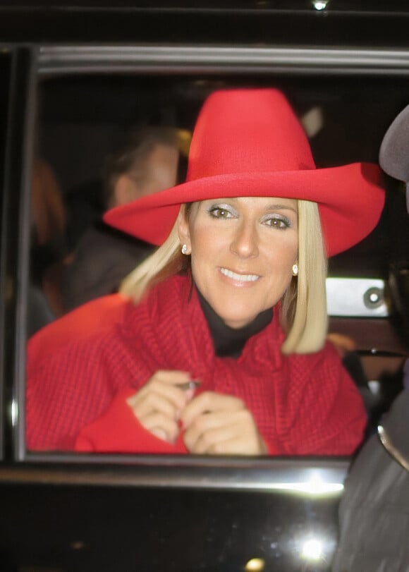 Exclusif - Celine Dion salue ses fans à la fenêtre du véhicule qui la transporte dans les rues de Toronto au Canada, 9 décembre 2019.