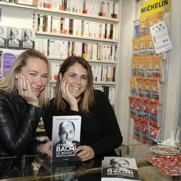 Sandra Freeman, Valérie Benaïm - Valérie Benaïm et Sandra Freeman dédicacent leur livre "Jean-Pierre Bacri, Le Bougon Gentilhomme aux éditions de l'Archipel à Paris le 8 janvier 2022. © Cédric Perrin/Bestimage.