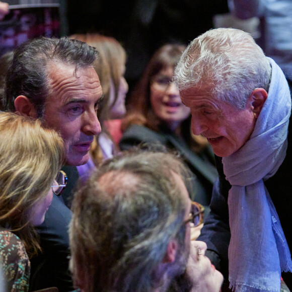 Exclusif - Claude Lelouch et Jean Dujardin - Salle - Spectacle symphonique Claude Lelouch "D'un film à l'autre" au Palais des Congrès de Paris le 14 novembre 2022. Pour Fêter ses 85 ans et 60 de carrière, Claude Lelouch a créé un ciné-concert, "Claude Lelouch - D'un film à l'autre", dans lequel la musique de ses films est jouée par l'orchestre philharmonique de Prague, au Palais des Congrès à Paris. Sur le gâteau, son chiffre fétiche : 13 car 85 ans (8+5 = 13). Claude Lelouch associe le 13 à toute sa vie professionnelle : sa société "Les films 13" et son cinéma, le "Club 13. © Moreau / Rindoff / Bestimage 