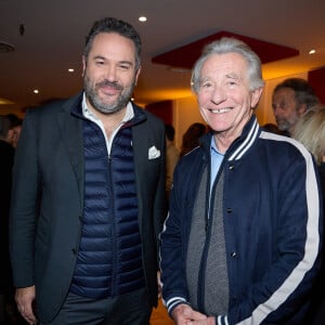 Exclusif - Bruce Toussaint et William Leymergie - Cocktail - Spectacle symphonique Claude Lelouch "D'un film à l'autre" au Palais des Congrès de Paris le 14 novembre 2022. Pour Fêter ses 85 ans et 60 de carrière, Claude Lelouch a créé un ciné-concert, "Claude Lelouch - D'un film à l'autre", dans lequel la musique de ses films est jouée par l'orchestre philharmonique de Prague, au Palais des Congrès à Paris. Sur le gâteau, son chiffre fétiche : 13 car 85 ans (8+5 = 13). Claude Lelouch associe le 13 à toute sa vie professionnelle : sa société "Les films 13" et son cinéma, le "Club 13. © Moreau / Rindoff / Bestimage 