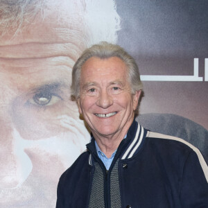 Exclusif - William Leymergie - Photocall - Spectacle symphonique Claude Lelouch "D'un film à l'autre" au Palais des Congrès de Paris le 14 novembre 2022. Pour Fêter ses 85 ans et 60 de carrière, Claude Lelouch a créé un ciné-concert, "Claude Lelouch - D'un film à l'autre", dans lequel la musique de ses films est jouée par l'orchestre philharmonique de Prague, au Palais des Congrès à Paris. Sur le gâteau, son chiffre fétiche : 13 car 85 ans (8+5 = 13). Claude Lelouch associe le 13 à toute sa vie professionnelle : sa société "Les films 13" et son cinéma, le "Club 13. © Moreau / Rindoff / Bestimage 