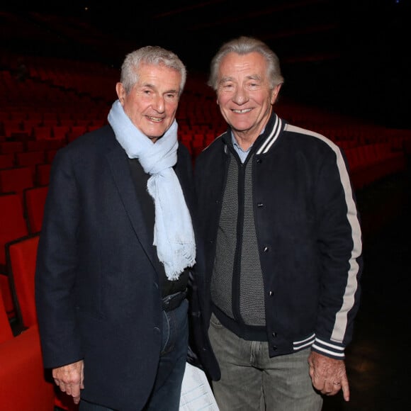 Exclusif - Claude Lelouch et William Leymergie Backstage - Spectacle symphonique Claude Lelouch "D'un film à l'autre" au Palais des Congrès de Paris le 14 novembre 2022. Pour Fêter ses 85 ans et 60 de carrière, Claude Lelouch a créé un ciné-concert, "Claude Lelouch - D'un film à l'autre", dans lequel la musique de ses films est jouée par l'orchestre philharmonique de Prague, au Palais des Congrès à Paris. Sur le gâteau, son chiffre fétiche : 13 car 85 ans (8+5 = 13). Claude Lelouch associe le 13 à toute sa vie professionnelle : sa société "Les films 13" et son cinéma, le "Club 13. © Moreau / Rindoff / Bestimage 