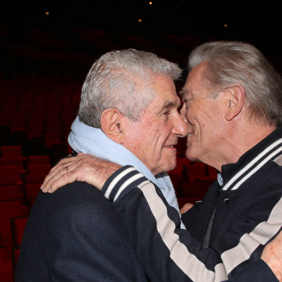 Exclusif - Claude Lelouch et William Leymergie Backstage - Spectacle symphonique Claude Lelouch "D'un film à l'autre" au Palais des Congrès de Paris le 14 novembre 2022. Pour Fêter ses 85 ans et 60 de carrière, Claude Lelouch a créé un ciné-concert, "Claude Lelouch - D'un film à l'autre", dans lequel la musique de ses films est jouée par l'orchestre philharmonique de Prague, au Palais des Congrès à Paris. Sur le gâteau, son chiffre fétiche : 13 car 85 ans (8+5 = 13). Claude Lelouch associe le 13 à toute sa vie professionnelle : sa société "Les films 13" et son cinéma, le "Club 13. © Moreau / Rindoff / Bestimage 