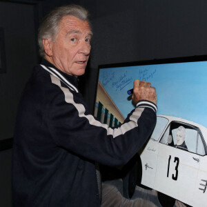 Exclusif -  William Leymergie signe le tableau qui sera offert à Claude Lelouch Backstage - Spectacle symphonique Claude Lelouch "D'un film à l'autre" au Palais des Congrès de Paris le 14 novembre 2022. Pour Fêter ses 85 ans et 60 de carrière, Claude Lelouch a créé un ciné-concert, "Claude Lelouch - D'un film à l'autre", dans lequel la musique de ses films est jouée par l'orchestre philharmonique de Prague, au Palais des Congrès à Paris. Sur le gâteau, son chiffre fétiche : 13 car 85 ans (8+5 = 13). Claude Lelouch associe le 13 à toute sa vie professionnelle : sa société "Les films 13" et son cinéma, le "Club 13. © Moreau / Rindoff / Bestimage 