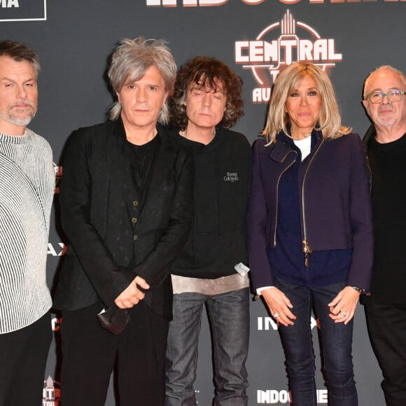 Brigitte Macron entourée des membres du groupe Indochine, Olivier Gérard, Nicola Sirkis, Ludwig Dahlberg, Marc Eliard, Boris Jardel - Le groupe Indochine lors de la projection du film "Indochine, Central Tour au Cinéma" au cinéma Pathé d'Ivry-sur-Seine. Le 17 novembre 2022 © Veeren / Bestimage