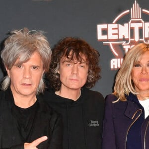 Brigitte Macron entourée des membres du groupe Indochine, Olivier Gérard, Nicola Sirkis, Ludwig Dahlberg, Marc Eliard, Boris Jardel - Le groupe Indochine lors de la projection du film "Indochine, Central Tour au Cinéma" au cinéma Pathé d'Ivry-sur-Seine. Le 17 novembre 2022 © Veeren / Bestimage