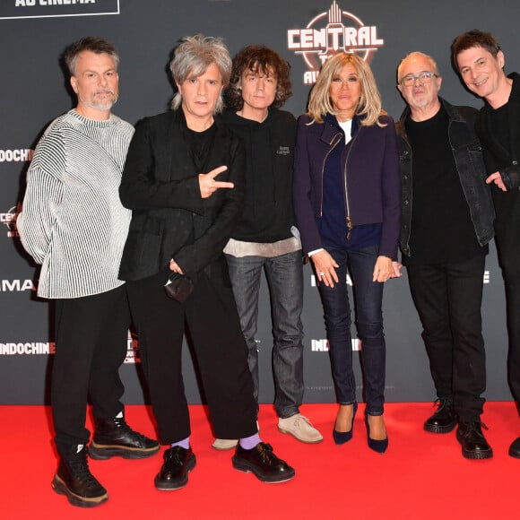 Brigitte Macron entourée des membres du groupe Indochine, Olivier Gérard, Nicola Sirkis, Ludwig Dahlberg, Marc Eliard, Boris Jardel - Le groupe Indochine lors de la projection du film "Indochine, Central Tour au Cinéma" au cinéma Pathé d'Ivry-sur-Seine. Le 17 novembre 2022 © Veeren / Bestimage