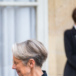 Déjeuner des ministres et leurs binômes, présidée par Elisabeth Borne, Première ministre, en présence de Brigitte Macron, dans le cadre de la 26ème edition de la Semaine européenne pour l'emploi des personnes handicapées (SEEPH), et à l'occasion de la journée du DuoDay à l'hôtel de Matignon à Paris, France, le 17 novembre 2022. © Gabrielle Cezard/Pool/Bestimage