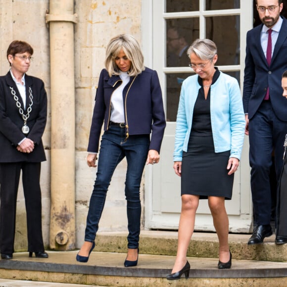 Déjeuner des ministres et leurs binômes, présidée par Elisabeth Borne, Première ministre, en présence de Brigitte Macron, dans le cadre de la 26ème edition de la Semaine européenne pour l'emploi des personnes handicapées (SEEPH), et à l'occasion de la journée du DuoDay à l'hôtel de Matignon à Paris, France, le 17 novembre 2022. © Gabrielle Cezard/Pool/Bestimage