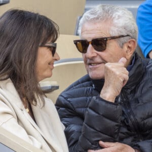 Claude Lelouch et sa compagne Valérie Perrin dans les tribunes des internationaux de France de Roland Garros à Paris le 31 mai 2022. © Cyril Moreau - Dominique Jacovides/Bestimage