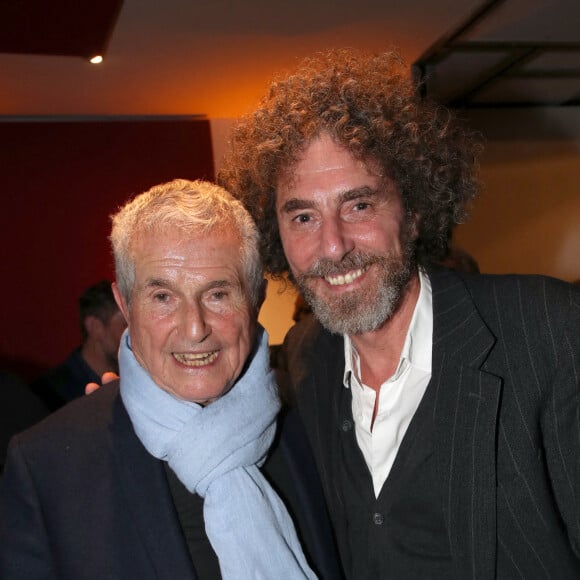 Exclusif - Claude Lelouch et son fils aîné Simon Lelouch - Cocktail - Spectacle symphonique Claude Lelouch "D'un film à l'autre" au Palais des Congrès de Paris le 14 novembre 2022. Pour Fêter ses 85 ans et 60 de carrière, Claude Lelouch a créé un ciné-concert, "Claude Lelouch - D'un film à l'autre", dans lequel la musique de ses films est jouée par l'orchestre philharmonique de Prague, au Palais des Congrès à Paris. Sur le gâteau, son chiffre fétiche : 13 car 85 ans (8+5 = 13). Claude Lelouch associe le 13 à toute sa vie professionnelle : sa société “Les films 13” et son cinéma, le “Club 13. © Moreau / Rindoff / Bestimage