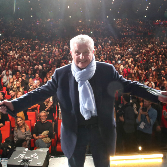 Exclusif - Claude Lelouch reçoit son gâteau pour ses 85 ans avec tout le public debout - Spectacle symphonique Claude Lelouch "D'un film à l'autre" au Palais des Congrès de Paris le 14 novembre 2022. © Moreau / Rindoff / Bestimage