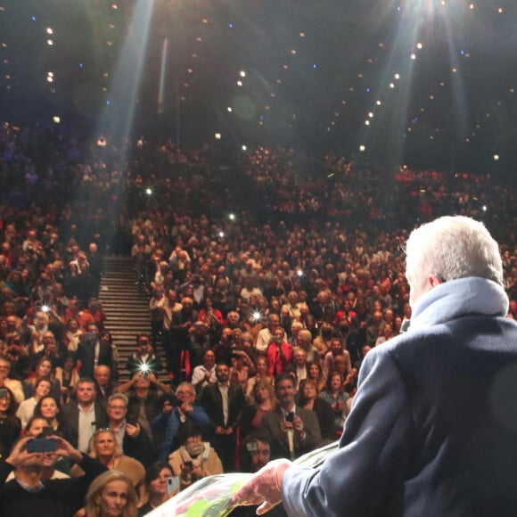 Exclusif - Claude Lelouch reçoit son gâteau pour ses 85 ans avec tout le public debout - Spectacle symphonique Claude Lelouch "D'un film à l'autre" au Palais des Congrès de Paris le 14 novembre 2022. © Moreau / Rindoff / Bestimage