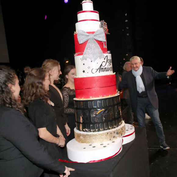 Exclusif - Claude Lelouch reçoit son gâteau pour ses 85 ans avec tout le public debout - Spectacle symphonique Claude Lelouch "D'un film à l'autre" au Palais des Congrès de Paris le 14 novembre 2022. © Moreau / Rindoff / Bestimage