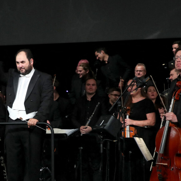 Exclusif - Salut du chef d'orchestre Vahan Mardirossian - Scène - Spectacle symphonique Claude Lelouch "D'un film à l'autre" au Palais des Congrès de Paris le 14 novembre 2022. © Moreau / Rindoff / Bestimage