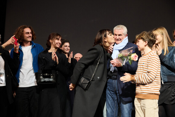 Exclusif - Claude Lelouch en famille, recevant un baiser de sa bien-aimée Valérie Perrin - Spectacle symphonique Claude Lelouch "D'un film à l'autre" au Palais des Congrès de Paris