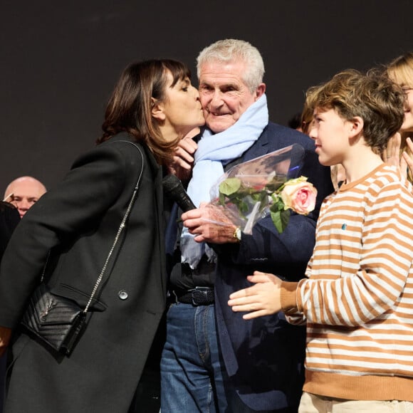 Exclusif - Claude Lelouch en famille, recevant un baiser de sa bien-aimée Valérie Perrin - Spectacle symphonique Claude Lelouch "D'un film à l'autre" au Palais des Congrès de Paris