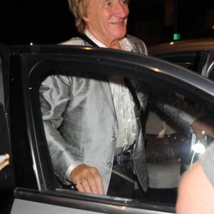 Rod Stewart quitte le restaurant "Craig's" en famille après le dîner à Los Angeles, le 17 septembre 2022.