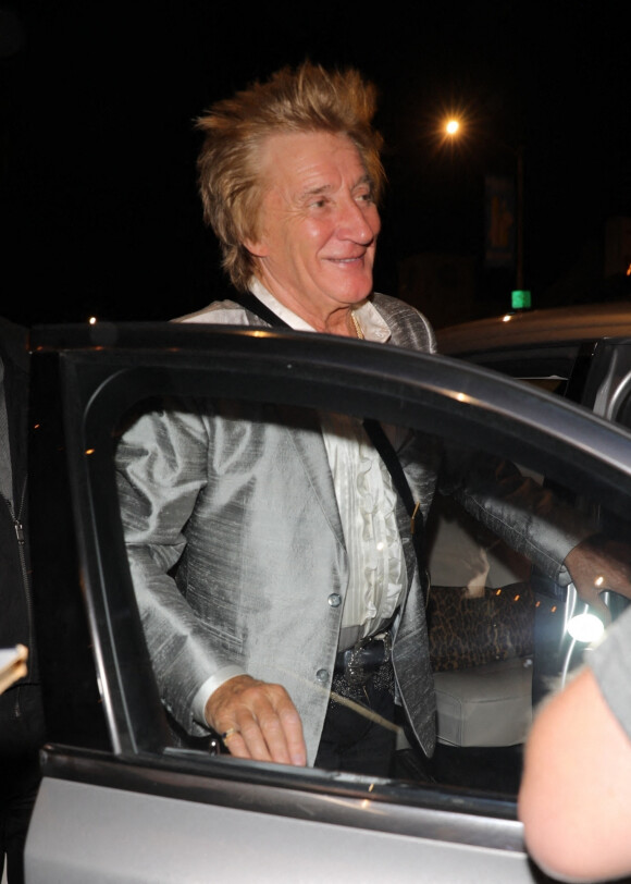 Rod Stewart quitte le restaurant "Craig's" en famille après le dîner à Los Angeles, le 17 septembre 2022.