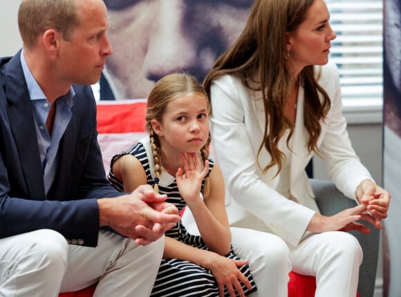 Le prince William, duc de Cambridge, et Catherine (Kate) Middleton, duchesse de Cambridge, avec la princesse Charlotte de Cambridge visitent l'association "SportsAid House" en marge des Jeux du Commonwealth de Birmingham, le 2 août 2022. 