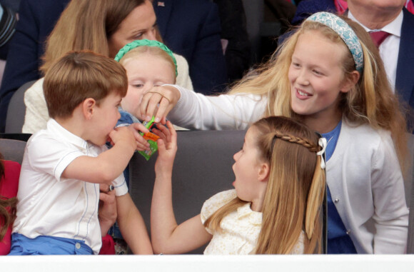 Le prince Louis de Cambridge, la princesse Charlotte et Savannah Phillips - La famille royale regarde la grande parade qui clôture les festivités du jubilé de platine de la reine à Londres le 5 juin 2022. 