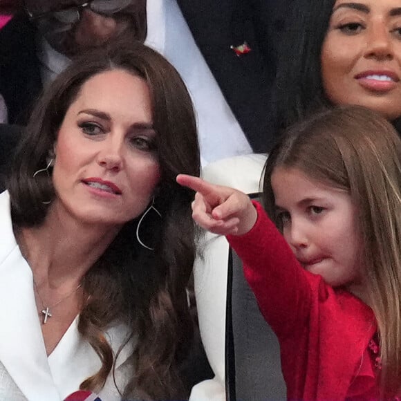 Kate Catherine Middleton, duchesse de Cambridge, et la princesse Charlotte - La famille royale d'Angleterre au concert du jubilé de platine de la reine d'Angleterre au palais de Buckingham à Londres. Le 4 juin 2022 