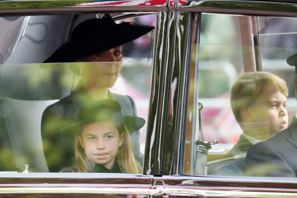 Catherine (Kate) Middleton, princesse de Galles, le prince George de Galles et la princesse Charlotte de Galles - Sorties du service funéraire à l'Abbaye de Westminster pour les funérailles d'Etat de la reine Elizabeth II d'Angleterre, à Londres, Royaume Uni, le 19 septembnre 2022. 