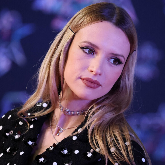 Angele au photocall de la 24ème édition des "NRJ Music Awards (NMA)" au Palais des Festivals à Cannes le 18 novembre 2022. © Dominique Jacovides / Bestimage