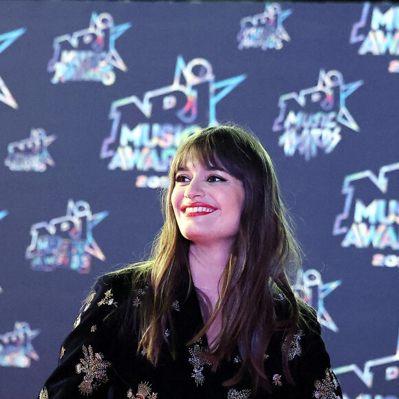 Clara Luciani au photocall de la 24ème édition des "NRJ Music Awards (NMA)" au Palais des Festivals à Cannes le 18 novembre 2022. © Dominique Jacovides / Bestimage