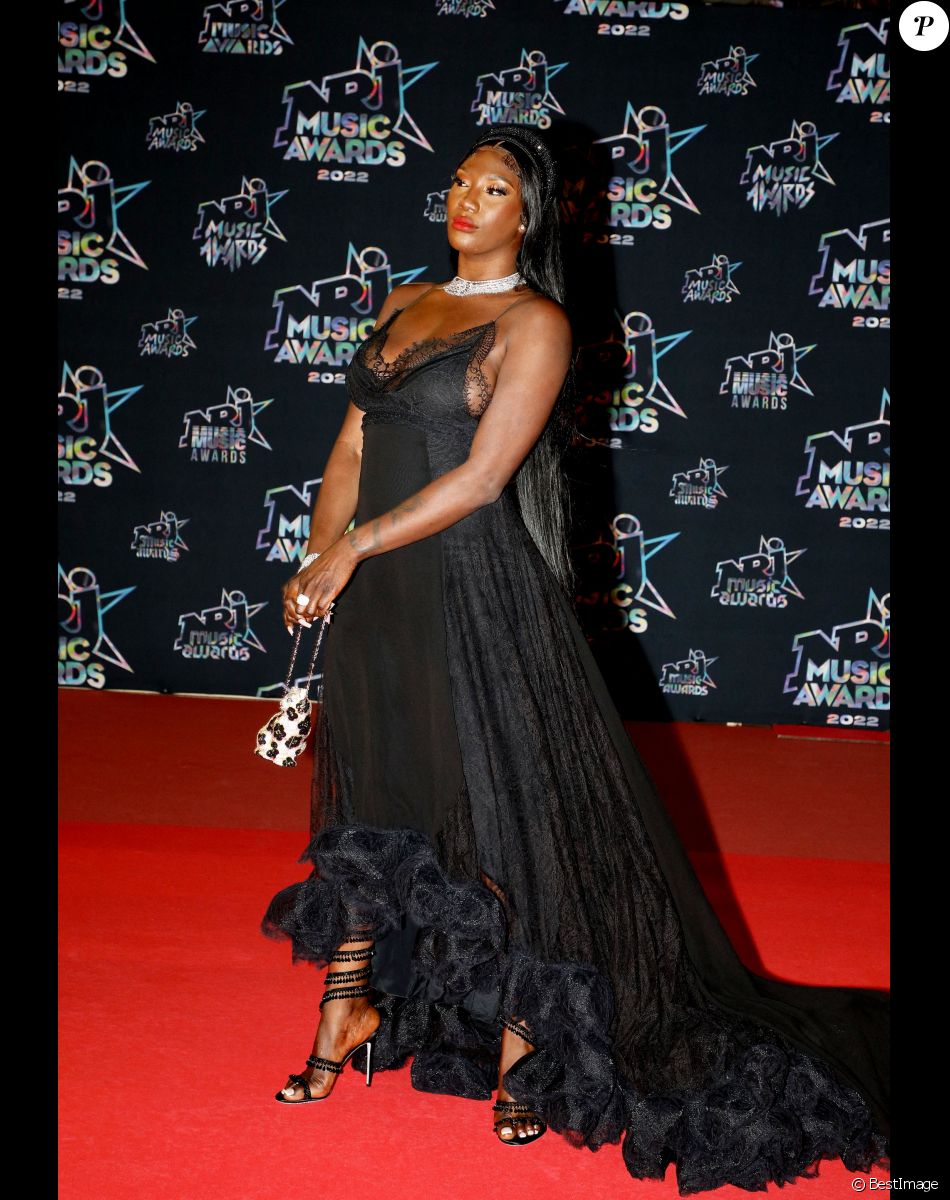 NRJ Music Awards Jenifer en dévoile plus qu