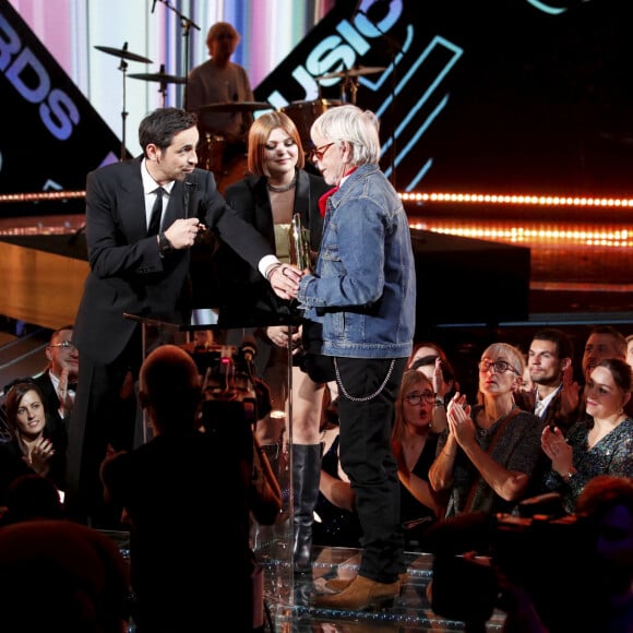 Semi-Exclusif - Camille Combal, Louane et Renaud (qui a reçu un NRJ Music Award d'honneur pour l'ensemble de sa carrière) sur scène lors de la 24ème cérémonie des "NRJ Music Awards (NMA)" au Palais des Festivals à Cannes, le 18 novembre 2022. © Dylan Meiffret/Nice-Matin/Bestimage.