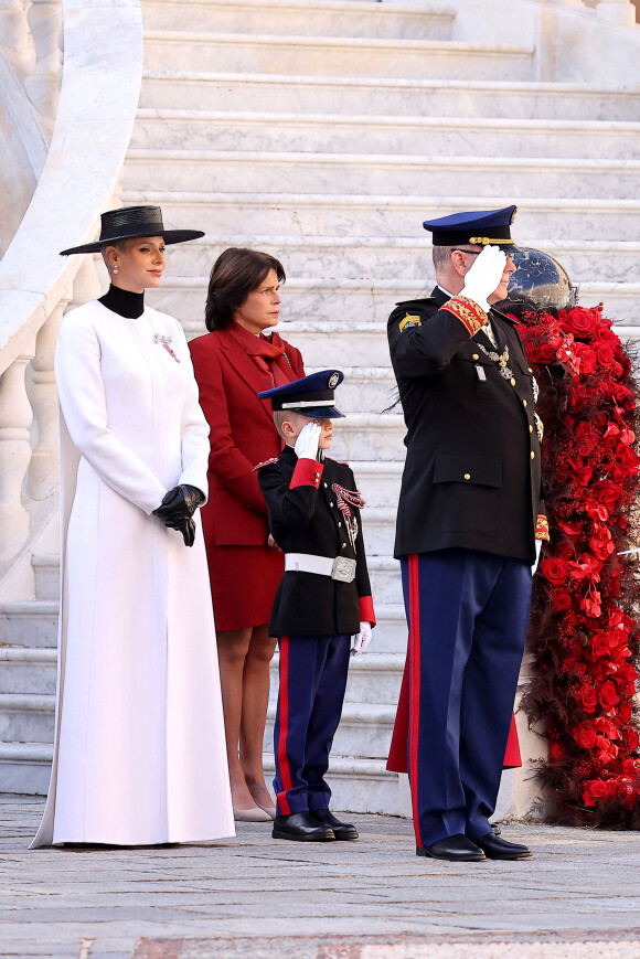 La princesse Charlène de Monaco, Le prince Jacques de Monaco, marquis des Baux, La princesse Stéphanie de Monaco, le prince Albert II - La famille princière de Monaco dans la cour du palais lors de la Fête Nationale de la principauté de Monaco le 19 novembre 2022. © Dominique Jacovides / Bruno Bebert / Bestimage 