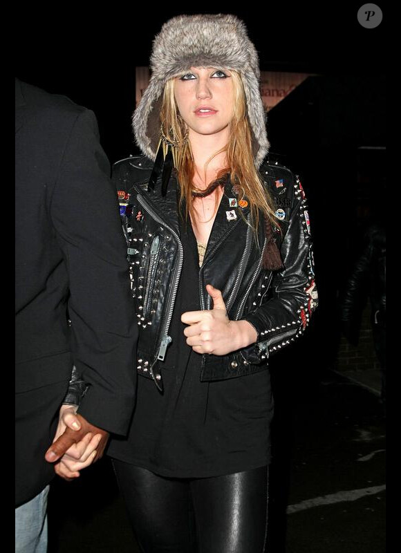 La chanteuse Kesha se balade avec des amis avant d'aller donner un concert à New York le 14 février 2010