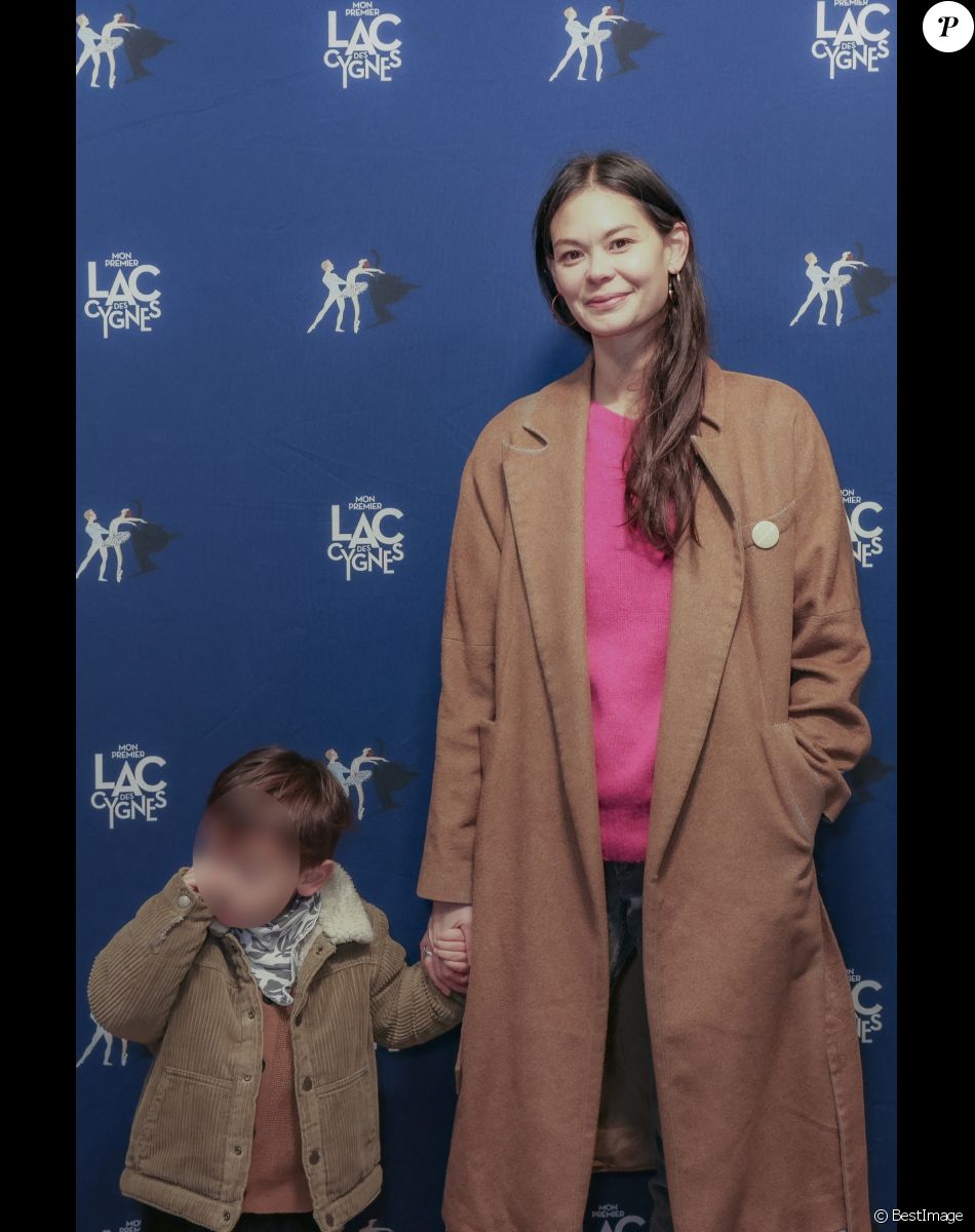Exclusif - La danseuse Alice Renavand et son fils - Première du spectacle "Mon Premier Lac des Cygnes" au Théâtre Mogador à Paris, le 19 novembre 2022. © Jack Tribeca / Bestimage