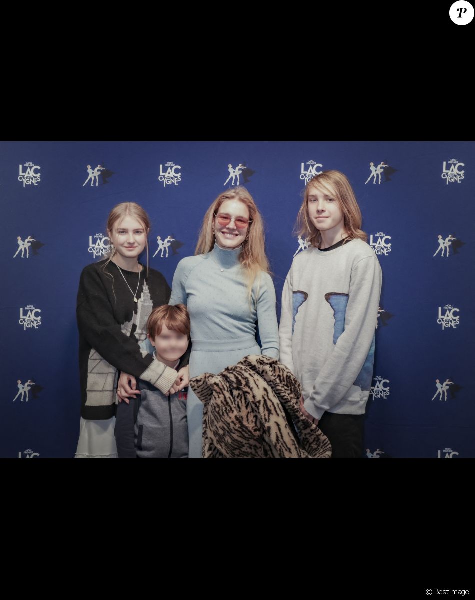 Exclusif - Natalia Vodianova-Arnault entourée de ses enfants, Neva Portman, Roman Arnault, Viktor Portman - Première du spectacle "Mon Premier Lac des Cygnes" au Théâtre Mogador à Paris, le 19 novembre 2022. © Jack Tribeca / Bestimage