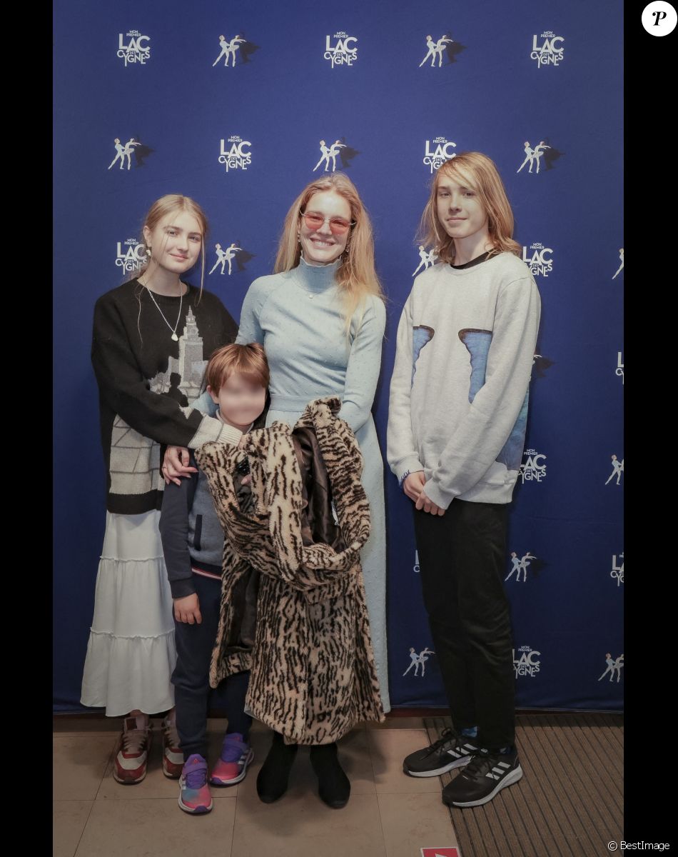 Exclusif - Natalia Vodianova-Arnault entourée de ses enfants, Neva Portman, Roman Arnault, Viktor Portman - Première du spectacle "Mon Premier Lac des Cygnes" au Théâtre Mogador à Paris, le 19 novembre 2022. © Jack Tribeca / Bestimage