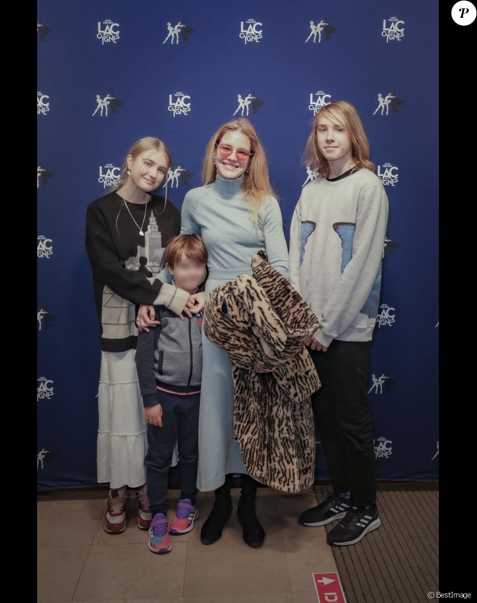 Exclusif - Natalia Vodianova-Arnault entourée de ses enfants, Neva Portman, Roman Arnault, Viktor Portman - Première du spectacle "Mon Premier Lac des Cygnes" au Théâtre Mogador à Paris, le 19 novembre 2022. © Jack Tribeca / Bestimage
