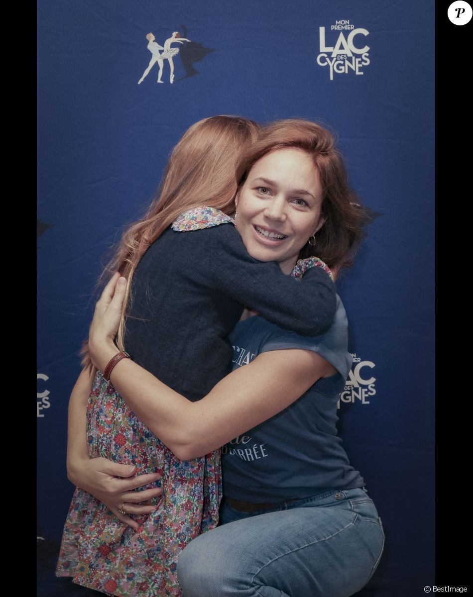 Exclusif - Nathalie Péchalat et sa fille Jeanne - Première du spectacle "Mon Premier Lac des Cygnes" au Théâtre Mogador à Paris, le 19 novembre 2022. © Jack Tribeca / Bestimage