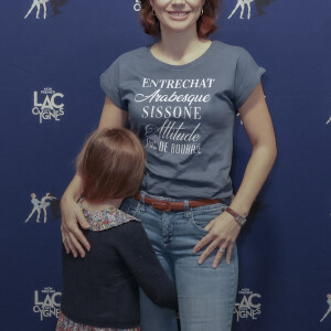 Exclusif - Nathalie Péchalat et sa fille Jeanne - Première du spectacle "Mon Premier Lac des Cygnes" au Théâtre Mogador à Paris, le 19 novembre 2022. © Jack Tribeca / Bestimage