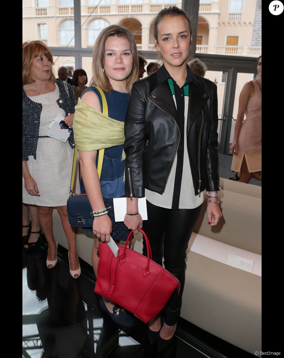Camille Gottlieb et sa demi soeur Pauline Ducruet - Défilé Croisière Louis Vuitton sur la place du Palais Princier à Monte Carlo, Monaco, le 17 mai 2014.