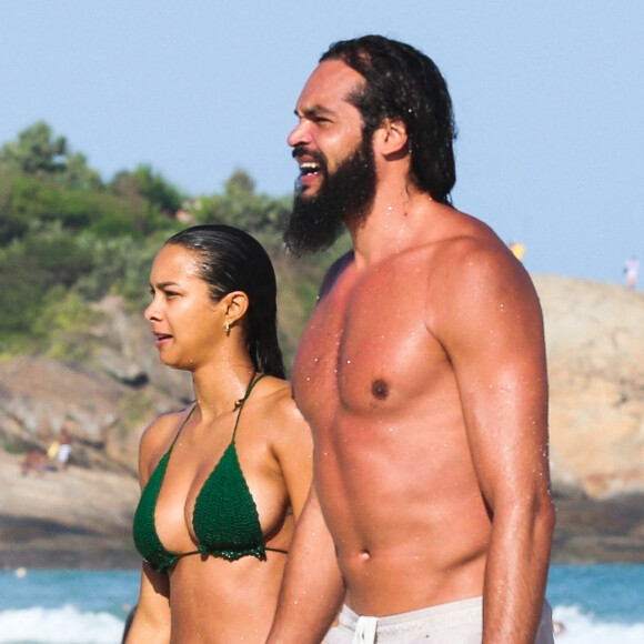 Exclusif - L'ancien basketteur professionnel Joakim Noah et sa femme Lais Ribeiro (l'ange de Victoria's Secret) se baignent sur la plage de Rio de Janeiro au Brésil le 2 aout 2022.