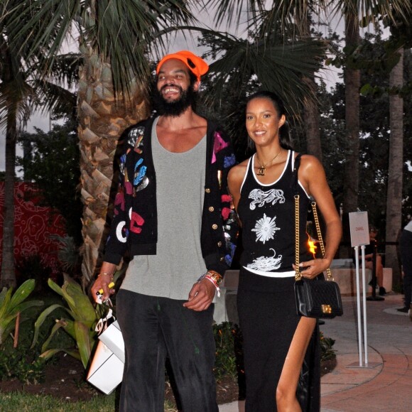 Exclusif - Joakim Noah et sa femme Lais Ribeiro quittent la soirée Chanel à Miami, le 4 novembre 2022.