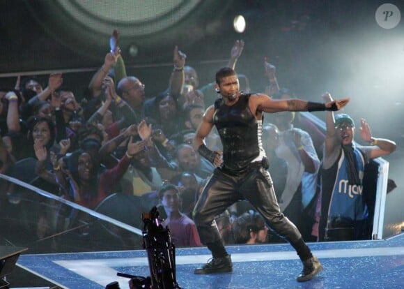 Usher, dimanche 14 février, interprète un medley de ses singles au NBA All-Star Game 2010, au Cowboys Stadium d'Arlington.