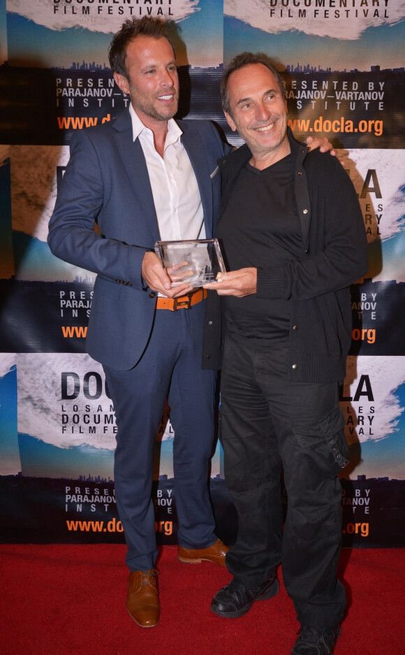 Fabrice Sopoglian reçoit deux Awards pour le documentaire "VIF" sur la vie de Christian Audigier lors du festival DOC LA à Los Angeles le 20 octobre 2017. 